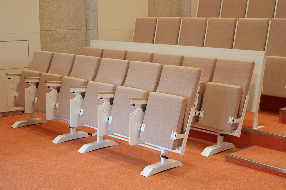 Sièges d’auditorium modulable